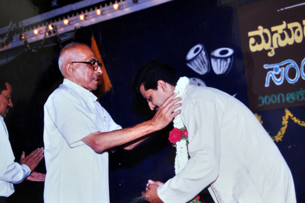 Musicilogist G T Narayanrao felicitating Keerti